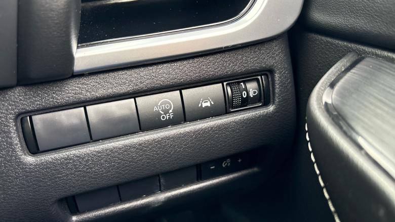 Nissan Qashqai 1.3 DiG-T MH N-Connecta 5dr Petrol Hatchback